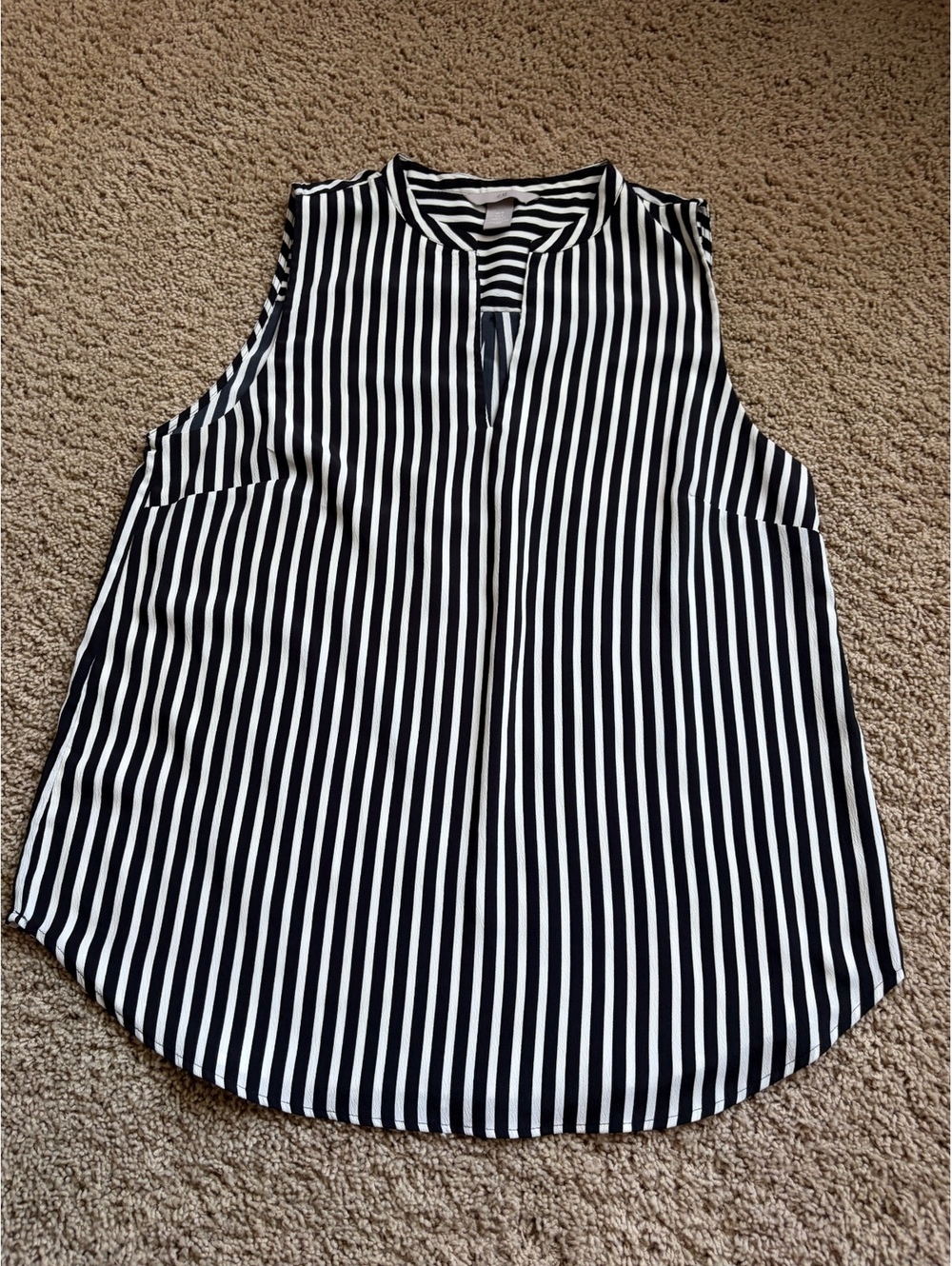 H&M black and white striped blouse sleeveless design notched V-neckline size 8